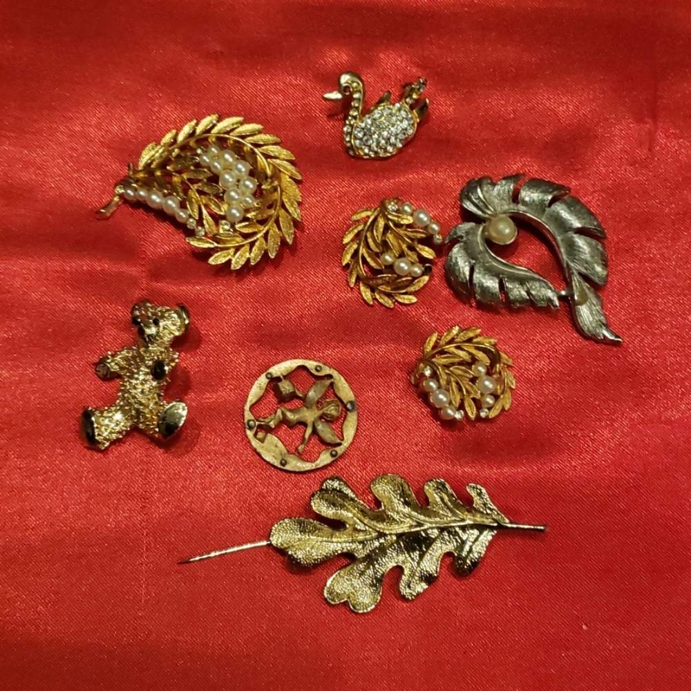 8 brooches lot bundle